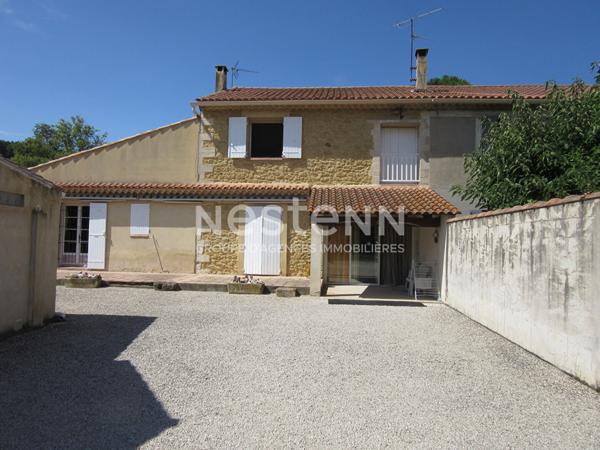 Maison poutre et pierre à Sauveterre sur une parcelle de terrain de 1850 m2 avec garage et piscine