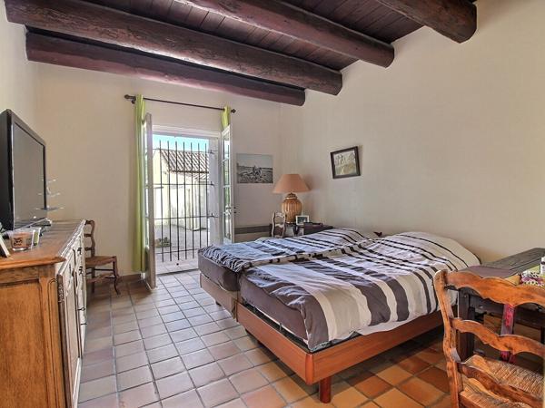Maison poutre et pierre à Sauveterre sur une parcelle de terrain de 1850 m2 avec garage et piscine