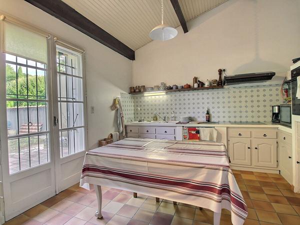 Maison poutre et pierre à Sauveterre sur une parcelle de terrain de 1850 m2 avec garage et piscine