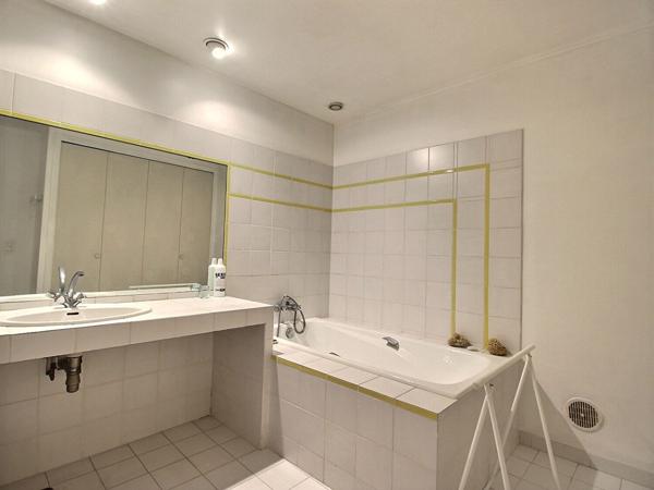 Maison poutre et pierre à Sauveterre sur une parcelle de terrain de 1850 m2 avec garage et piscine