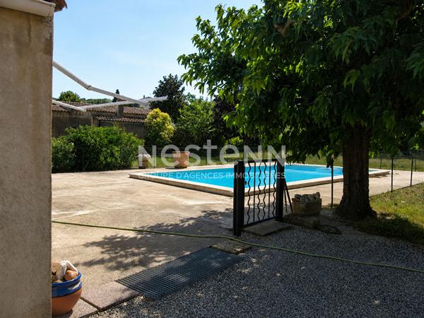 Maison poutre et pierre à Sauveterre sur une parcelle de terrain de 1850 m2 avec garage et piscine