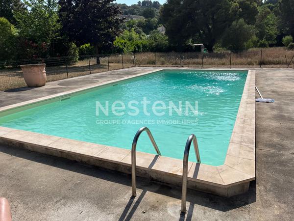 Maison poutre et pierre à Sauveterre sur une parcelle de terrain de 1850 m2 avec garage et piscine