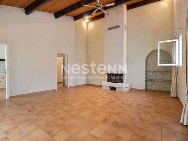 Maison poutre et pierre à Sauveterre sur une parcelle de terrain de 1850 m2 avec garage et piscine