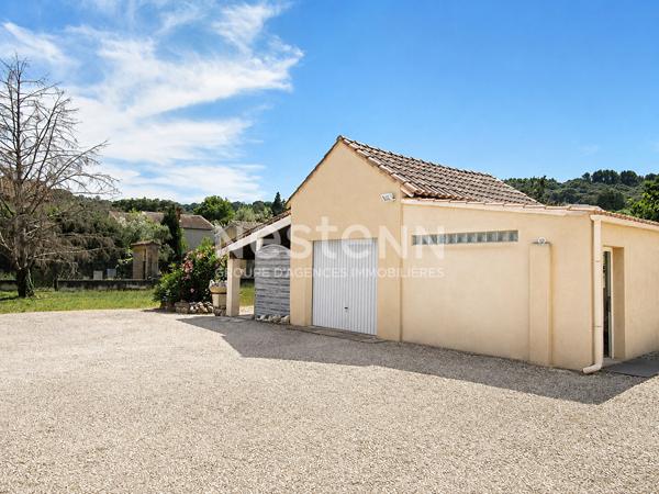 Maison poutre et pierre à Sauveterre sur une parcelle de terrain de 1850 m2 avec garage et piscine