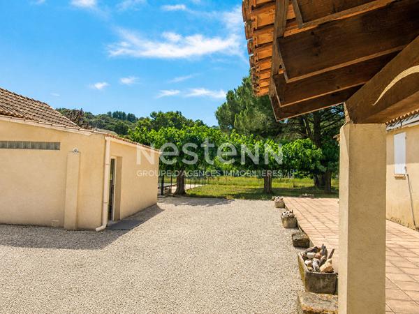 Maison poutre et pierre à Sauveterre sur une parcelle de terrain de 1850 m2 avec garage et piscine