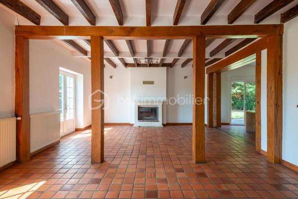 Cette superbe longère rénovée de 190 m² séduit par son charme authentique et son environnement paisible. Sols en terre cuite, poutres apparentes, cheminées en pierre.
Selon vos projets, cette propriété offre de nombreuses possibilités d’aménagement : suite parentale, atelier, espace bien-être ou tout autre espace de vie sur mesure. La pierre apparente et les volumes généreux composent un cadre de vie chaleureux, idéal pour les amoureux de la nature en quête de sérénité.
Édifiée sur un magnifique terrain arboré de 5 000 m², cette propriété offre un véritable havre de paix tout en restant à proximité des commodités.
Dès l’entrée, l’atmosphère accueillante de la maison se révèle. Le rez-de-chaussée comprend une cuisine aménagée et équipée ouverte sur un vaste séjour lumineux, agrémenté d’un salon doté de deux superbes cheminées en pierre. Ce niveau dispose également de plusieurs chambres spacieuses, d’un bureau bénéficiant d’une vue dégagée sur la campagne, d’une salle de bains habillée de briques et de bois qui renforce le caractère authentique des lieux, ainsi que de toilettes indépendantes.
A l’étage, une mezzanine distribue deux chambres supplémentaires, un second bureau, une salle d’eau et des WC séparés.
Un véritable atout complète l’ensemble : une pièce attenante de 50 m² offrant de nombreuses possibilités d’aménagement d’une salle de jeux.
Un hangar indépendant vient parfaire la propriété et pourra accueillir un garage, un espace de stockage ou faire l’objet d’un futur projet d’aménagement.
Le chauffage est assuré par une pompe à chaleur neuve.

Les commerces de proximité du bourg de La Flèche se trouvent à seulement cinq minutes en voiture. Il faut douze minutes pour rejoindre le péage du Bailleul sur l’axe Le Mans - Angers, quarante-trois minutes pour la gare TGV d’Angers-Saint-Laud, et quarante-cinq minutes pour celle du Mans.

CLASSE ÉNERGIE : C / CLASSE CLIMAT : B
Montant moyen estimé des dépenses annuelles d'énergie pour un usage standard, établi à partir des prix de l'énergie de l'année 2021: entre 2400€ et 3310€.

Contact : Eddy MICHEL 06 28 13 41 22
Agent commercial immatriculé au RSAC de ANGERS sous le numéro 504 206 582.

Les honoraires sont à la charge du vendeur.

Les informations sur les risques auxquels ce bien est exposé sont disponibles sur le site Géorisques pour les zones concernées: www.georisques.gouv.fr