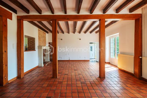 Cette superbe longère rénovée de 190 m² séduit par son charme authentique et son environnement paisible. Sols en terre cuite, poutres apparentes, cheminées en pierre.
Selon vos projets, cette propriété offre de nombreuses possibilités d’aménagement : suite parentale, atelier, espace bien-être ou tout autre espace de vie sur mesure. La pierre apparente et les volumes généreux composent un cadre de vie chaleureux, idéal pour les amoureux de la nature en quête de sérénité.
Édifiée sur un magnifique terrain arboré de 5 000 m², cette propriété offre un véritable havre de paix tout en restant à proximité des commodités.
Dès l’entrée, l’atmosphère accueillante de la maison se révèle. Le rez-de-chaussée comprend une cuisine aménagée et équipée ouverte sur un vaste séjour lumineux, agrémenté d’un salon doté de deux superbes cheminées en pierre. Ce niveau dispose également de plusieurs chambres spacieuses, d’un bureau bénéficiant d’une vue dégagée sur la campagne, d’une salle de bains habillée de briques et de bois qui renforce le caractère authentique des lieux, ainsi que de toilettes indépendantes.
A l’étage, une mezzanine distribue deux chambres supplémentaires, un second bureau, une salle d’eau et des WC séparés.
Un véritable atout complète l’ensemble : une pièce attenante de 50 m² offrant de nombreuses possibilités d’aménagement d’une salle de jeux.
Un hangar indépendant vient parfaire la propriété et pourra accueillir un garage, un espace de stockage ou faire l’objet d’un futur projet d’aménagement.
Le chauffage est assuré par une pompe à chaleur neuve.

Les commerces de proximité du bourg de La Flèche se trouvent à seulement cinq minutes en voiture. Il faut douze minutes pour rejoindre le péage du Bailleul sur l’axe Le Mans - Angers, quarante-trois minutes pour la gare TGV d’Angers-Saint-Laud, et quarante-cinq minutes pour celle du Mans.

CLASSE ÉNERGIE : C / CLASSE CLIMAT : B
Montant moyen estimé des dépenses annuelles d'énergie pour un usage standard, établi à partir des prix de l'énergie de l'année 2021: entre 2400€ et 3310€.

Contact : Eddy MICHEL 06 28 13 41 22
Agent commercial immatriculé au RSAC de ANGERS sous le numéro 504 206 582.

Les honoraires sont à la charge du vendeur.

Les informations sur les risques auxquels ce bien est exposé sont disponibles sur le site Géorisques pour les zones concernées: www.georisques.gouv.fr
