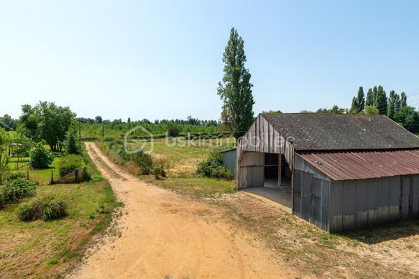 Cette superbe longère rénovée de 190 m² séduit par son charme authentique et son environnement paisible. Sols en terre cuite, poutres apparentes, cheminées en pierre.
Selon vos projets, cette propriété offre de nombreuses possibilités d’aménagement : suite parentale, atelier, espace bien-être ou tout autre espace de vie sur mesure. La pierre apparente et les volumes généreux composent un cadre de vie chaleureux, idéal pour les amoureux de la nature en quête de sérénité.
Édifiée sur un magnifique terrain arboré de 5 000 m², cette propriété offre un véritable havre de paix tout en restant à proximité des commodités.
Dès l’entrée, l’atmosphère accueillante de la maison se révèle. Le rez-de-chaussée comprend une cuisine aménagée et équipée ouverte sur un vaste séjour lumineux, agrémenté d’un salon doté de deux superbes cheminées en pierre. Ce niveau dispose également de plusieurs chambres spacieuses, d’un bureau bénéficiant d’une vue dégagée sur la campagne, d’une salle de bains habillée de briques et de bois qui renforce le caractère authentique des lieux, ainsi que de toilettes indépendantes.
A l’étage, une mezzanine distribue deux chambres supplémentaires, un second bureau, une salle d’eau et des WC séparés.
Un véritable atout complète l’ensemble : une pièce attenante de 50 m² offrant de nombreuses possibilités d’aménagement d’une salle de jeux.
Un hangar indépendant vient parfaire la propriété et pourra accueillir un garage, un espace de stockage ou faire l’objet d’un futur projet d’aménagement.
Le chauffage est assuré par une pompe à chaleur neuve.

Les commerces de proximité du bourg de La Flèche se trouvent à seulement cinq minutes en voiture. Il faut douze minutes pour rejoindre le péage du Bailleul sur l’axe Le Mans - Angers, quarante-trois minutes pour la gare TGV d’Angers-Saint-Laud, et quarante-cinq minutes pour celle du Mans.

CLASSE ÉNERGIE : C / CLASSE CLIMAT : B
Montant moyen estimé des dépenses annuelles d'énergie pour un usage standard, établi à partir des prix de l'énergie de l'année 2021: entre 2400€ et 3310€.

Contact : Eddy MICHEL 06 28 13 41 22
Agent commercial immatriculé au RSAC de ANGERS sous le numéro 504 206 582.

Les honoraires sont à la charge du vendeur.

Les informations sur les risques auxquels ce bien est exposé sont disponibles sur le site Géorisques pour les zones concernées: www.georisques.gouv.fr