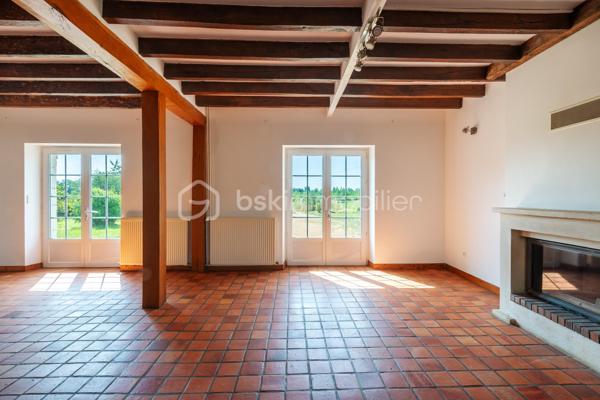 Cette superbe longère rénovée de 190 m² séduit par son charme authentique et son environnement paisible. Sols en terre cuite, poutres apparentes, cheminées en pierre.
Selon vos projets, cette propriété offre de nombreuses possibilités d’aménagement : suite parentale, atelier, espace bien-être ou tout autre espace de vie sur mesure. La pierre apparente et les volumes généreux composent un cadre de vie chaleureux, idéal pour les amoureux de la nature en quête de sérénité.
Édifiée sur un magnifique terrain arboré de 5 000 m², cette propriété offre un véritable havre de paix tout en restant à proximité des commodités.
Dès l’entrée, l’atmosphère accueillante de la maison se révèle. Le rez-de-chaussée comprend une cuisine aménagée et équipée ouverte sur un vaste séjour lumineux, agrémenté d’un salon doté de deux superbes cheminées en pierre. Ce niveau dispose également de plusieurs chambres spacieuses, d’un bureau bénéficiant d’une vue dégagée sur la campagne, d’une salle de bains habillée de briques et de bois qui renforce le caractère authentique des lieux, ainsi que de toilettes indépendantes.
A l’étage, une mezzanine distribue deux chambres supplémentaires, un second bureau, une salle d’eau et des WC séparés.
Un véritable atout complète l’ensemble : une pièce attenante de 50 m² offrant de nombreuses possibilités d’aménagement d’une salle de jeux.
Un hangar indépendant vient parfaire la propriété et pourra accueillir un garage, un espace de stockage ou faire l’objet d’un futur projet d’aménagement.
Le chauffage est assuré par une pompe à chaleur neuve.

Les commerces de proximité du bourg de La Flèche se trouvent à seulement cinq minutes en voiture. Il faut douze minutes pour rejoindre le péage du Bailleul sur l’axe Le Mans - Angers, quarante-trois minutes pour la gare TGV d’Angers-Saint-Laud, et quarante-cinq minutes pour celle du Mans.

CLASSE ÉNERGIE : C / CLASSE CLIMAT : B
Montant moyen estimé des dépenses annuelles d'énergie pour un usage standard, établi à partir des prix de l'énergie de l'année 2021: entre 2400€ et 3310€.

Contact : Eddy MICHEL 06 28 13 41 22
Agent commercial immatriculé au RSAC de ANGERS sous le numéro 504 206 582.

Les honoraires sont à la charge du vendeur.

Les informations sur les risques auxquels ce bien est exposé sont disponibles sur le site Géorisques pour les zones concernées: www.georisques.gouv.fr