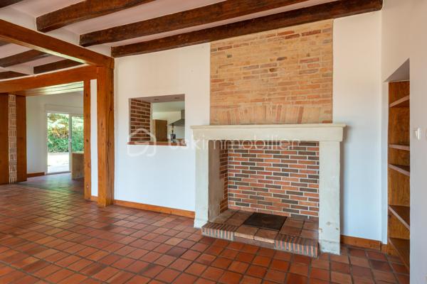 Cette superbe longère rénovée de 190 m² séduit par son charme authentique et son environnement paisible. Sols en terre cuite, poutres apparentes, cheminées en pierre.
Selon vos projets, cette propriété offre de nombreuses possibilités d’aménagement : suite parentale, atelier, espace bien-être ou tout autre espace de vie sur mesure. La pierre apparente et les volumes généreux composent un cadre de vie chaleureux, idéal pour les amoureux de la nature en quête de sérénité.
Édifiée sur un magnifique terrain arboré de 5 000 m², cette propriété offre un véritable havre de paix tout en restant à proximité des commodités.
Dès l’entrée, l’atmosphère accueillante de la maison se révèle. Le rez-de-chaussée comprend une cuisine aménagée et équipée ouverte sur un vaste séjour lumineux, agrémenté d’un salon doté de deux superbes cheminées en pierre. Ce niveau dispose également de plusieurs chambres spacieuses, d’un bureau bénéficiant d’une vue dégagée sur la campagne, d’une salle de bains habillée de briques et de bois qui renforce le caractère authentique des lieux, ainsi que de toilettes indépendantes.
A l’étage, une mezzanine distribue deux chambres supplémentaires, un second bureau, une salle d’eau et des WC séparés.
Un véritable atout complète l’ensemble : une pièce attenante de 50 m² offrant de nombreuses possibilités d’aménagement d’une salle de jeux.
Un hangar indépendant vient parfaire la propriété et pourra accueillir un garage, un espace de stockage ou faire l’objet d’un futur projet d’aménagement.
Le chauffage est assuré par une pompe à chaleur neuve.

Les commerces de proximité du bourg de La Flèche se trouvent à seulement cinq minutes en voiture. Il faut douze minutes pour rejoindre le péage du Bailleul sur l’axe Le Mans - Angers, quarante-trois minutes pour la gare TGV d’Angers-Saint-Laud, et quarante-cinq minutes pour celle du Mans.

CLASSE ÉNERGIE : C / CLASSE CLIMAT : B
Montant moyen estimé des dépenses annuelles d'énergie pour un usage standard, établi à partir des prix de l'énergie de l'année 2021: entre 2400€ et 3310€.

Contact : Eddy MICHEL 06 28 13 41 22
Agent commercial immatriculé au RSAC de ANGERS sous le numéro 504 206 582.

Les honoraires sont à la charge du vendeur.

Les informations sur les risques auxquels ce bien est exposé sont disponibles sur le site Géorisques pour les zones concernées: www.georisques.gouv.fr