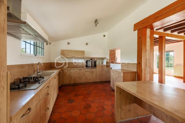 Cette superbe longère rénovée de 190 m² séduit par son charme authentique et son environnement paisible. Sols en terre cuite, poutres apparentes, cheminées en pierre.
Selon vos projets, cette propriété offre de nombreuses possibilités d’aménagement : suite parentale, atelier, espace bien-être ou tout autre espace de vie sur mesure. La pierre apparente et les volumes généreux composent un cadre de vie chaleureux, idéal pour les amoureux de la nature en quête de sérénité.
Édifiée sur un magnifique terrain arboré de 5 000 m², cette propriété offre un véritable havre de paix tout en restant à proximité des commodités.
Dès l’entrée, l’atmosphère accueillante de la maison se révèle. Le rez-de-chaussée comprend une cuisine aménagée et équipée ouverte sur un vaste séjour lumineux, agrémenté d’un salon doté de deux superbes cheminées en pierre. Ce niveau dispose également de plusieurs chambres spacieuses, d’un bureau bénéficiant d’une vue dégagée sur la campagne, d’une salle de bains habillée de briques et de bois qui renforce le caractère authentique des lieux, ainsi que de toilettes indépendantes.
A l’étage, une mezzanine distribue deux chambres supplémentaires, un second bureau, une salle d’eau et des WC séparés.
Un véritable atout complète l’ensemble : une pièce attenante de 50 m² offrant de nombreuses possibilités d’aménagement d’une salle de jeux.
Un hangar indépendant vient parfaire la propriété et pourra accueillir un garage, un espace de stockage ou faire l’objet d’un futur projet d’aménagement.
Le chauffage est assuré par une pompe à chaleur neuve.

Les commerces de proximité du bourg de La Flèche se trouvent à seulement cinq minutes en voiture. Il faut douze minutes pour rejoindre le péage du Bailleul sur l’axe Le Mans - Angers, quarante-trois minutes pour la gare TGV d’Angers-Saint-Laud, et quarante-cinq minutes pour celle du Mans.

CLASSE ÉNERGIE : C / CLASSE CLIMAT : B
Montant moyen estimé des dépenses annuelles d'énergie pour un usage standard, établi à partir des prix de l'énergie de l'année 2021: entre 2400€ et 3310€.

Contact : Eddy MICHEL 06 28 13 41 22
Agent commercial immatriculé au RSAC de ANGERS sous le numéro 504 206 582.

Les honoraires sont à la charge du vendeur.

Les informations sur les risques auxquels ce bien est exposé sont disponibles sur le site Géorisques pour les zones concernées: www.georisques.gouv.fr