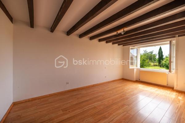 Cette superbe longère rénovée de 190 m² séduit par son charme authentique et son environnement paisible. Sols en terre cuite, poutres apparentes, cheminées en pierre.
Selon vos projets, cette propriété offre de nombreuses possibilités d’aménagement : suite parentale, atelier, espace bien-être ou tout autre espace de vie sur mesure. La pierre apparente et les volumes généreux composent un cadre de vie chaleureux, idéal pour les amoureux de la nature en quête de sérénité.
Édifiée sur un magnifique terrain arboré de 5 000 m², cette propriété offre un véritable havre de paix tout en restant à proximité des commodités.
Dès l’entrée, l’atmosphère accueillante de la maison se révèle. Le rez-de-chaussée comprend une cuisine aménagée et équipée ouverte sur un vaste séjour lumineux, agrémenté d’un salon doté de deux superbes cheminées en pierre. Ce niveau dispose également de plusieurs chambres spacieuses, d’un bureau bénéficiant d’une vue dégagée sur la campagne, d’une salle de bains habillée de briques et de bois qui renforce le caractère authentique des lieux, ainsi que de toilettes indépendantes.
A l’étage, une mezzanine distribue deux chambres supplémentaires, un second bureau, une salle d’eau et des WC séparés.
Un véritable atout complète l’ensemble : une pièce attenante de 50 m² offrant de nombreuses possibilités d’aménagement d’une salle de jeux.
Un hangar indépendant vient parfaire la propriété et pourra accueillir un garage, un espace de stockage ou faire l’objet d’un futur projet d’aménagement.
Le chauffage est assuré par une pompe à chaleur neuve.

Les commerces de proximité du bourg de La Flèche se trouvent à seulement cinq minutes en voiture. Il faut douze minutes pour rejoindre le péage du Bailleul sur l’axe Le Mans - Angers, quarante-trois minutes pour la gare TGV d’Angers-Saint-Laud, et quarante-cinq minutes pour celle du Mans.

CLASSE ÉNERGIE : C / CLASSE CLIMAT : B
Montant moyen estimé des dépenses annuelles d'énergie pour un usage standard, établi à partir des prix de l'énergie de l'année 2021: entre 2400€ et 3310€.

Contact : Eddy MICHEL 06 28 13 41 22
Agent commercial immatriculé au RSAC de ANGERS sous le numéro 504 206 582.

Les honoraires sont à la charge du vendeur.

Les informations sur les risques auxquels ce bien est exposé sont disponibles sur le site Géorisques pour les zones concernées: www.georisques.gouv.fr