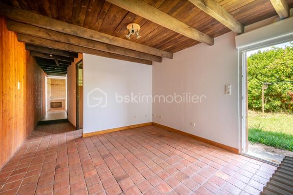 Cette superbe longère rénovée de 190 m² séduit par son charme authentique et son environnement paisible. Sols en terre cuite, poutres apparentes, cheminées en pierre.
Selon vos projets, cette propriété offre de nombreuses possibilités d’aménagement : suite parentale, atelier, espace bien-être ou tout autre espace de vie sur mesure. La pierre apparente et les volumes généreux composent un cadre de vie chaleureux, idéal pour les amoureux de la nature en quête de sérénité.
Édifiée sur un magnifique terrain arboré de 5 000 m², cette propriété offre un véritable havre de paix tout en restant à proximité des commodités.
Dès l’entrée, l’atmosphère accueillante de la maison se révèle. Le rez-de-chaussée comprend une cuisine aménagée et équipée ouverte sur un vaste séjour lumineux, agrémenté d’un salon doté de deux superbes cheminées en pierre. Ce niveau dispose également de plusieurs chambres spacieuses, d’un bureau bénéficiant d’une vue dégagée sur la campagne, d’une salle de bains habillée de briques et de bois qui renforce le caractère authentique des lieux, ainsi que de toilettes indépendantes.
A l’étage, une mezzanine distribue deux chambres supplémentaires, un second bureau, une salle d’eau et des WC séparés.
Un véritable atout complète l’ensemble : une pièce attenante de 50 m² offrant de nombreuses possibilités d’aménagement d’une salle de jeux.
Un hangar indépendant vient parfaire la propriété et pourra accueillir un garage, un espace de stockage ou faire l’objet d’un futur projet d’aménagement.
Le chauffage est assuré par une pompe à chaleur neuve.

Les commerces de proximité du bourg de La Flèche se trouvent à seulement cinq minutes en voiture. Il faut douze minutes pour rejoindre le péage du Bailleul sur l’axe Le Mans - Angers, quarante-trois minutes pour la gare TGV d’Angers-Saint-Laud, et quarante-cinq minutes pour celle du Mans.

CLASSE ÉNERGIE : C / CLASSE CLIMAT : B
Montant moyen estimé des dépenses annuelles d'énergie pour un usage standard, établi à partir des prix de l'énergie de l'année 2021: entre 2400€ et 3310€.

Contact : Eddy MICHEL 06 28 13 41 22
Agent commercial immatriculé au RSAC de ANGERS sous le numéro 504 206 582.

Les honoraires sont à la charge du vendeur.

Les informations sur les risques auxquels ce bien est exposé sont disponibles sur le site Géorisques pour les zones concernées: www.georisques.gouv.fr