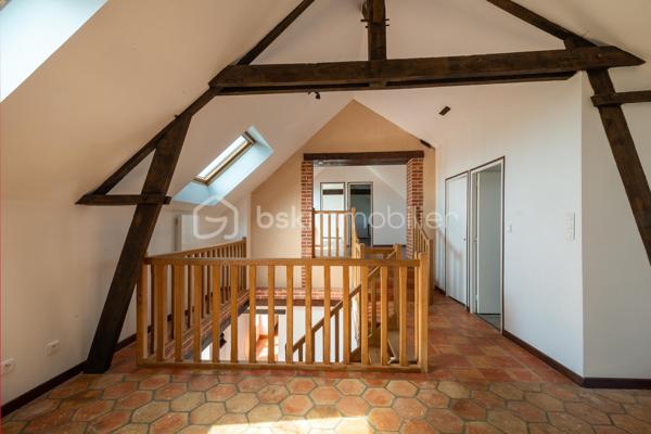 Cette superbe longère rénovée de 190 m² séduit par son charme authentique et son environnement paisible. Sols en terre cuite, poutres apparentes, cheminées en pierre.
Selon vos projets, cette propriété offre de nombreuses possibilités d’aménagement : suite parentale, atelier, espace bien-être ou tout autre espace de vie sur mesure. La pierre apparente et les volumes généreux composent un cadre de vie chaleureux, idéal pour les amoureux de la nature en quête de sérénité.
Édifiée sur un magnifique terrain arboré de 5 000 m², cette propriété offre un véritable havre de paix tout en restant à proximité des commodités.
Dès l’entrée, l’atmosphère accueillante de la maison se révèle. Le rez-de-chaussée comprend une cuisine aménagée et équipée ouverte sur un vaste séjour lumineux, agrémenté d’un salon doté de deux superbes cheminées en pierre. Ce niveau dispose également de plusieurs chambres spacieuses, d’un bureau bénéficiant d’une vue dégagée sur la campagne, d’une salle de bains habillée de briques et de bois qui renforce le caractère authentique des lieux, ainsi que de toilettes indépendantes.
A l’étage, une mezzanine distribue deux chambres supplémentaires, un second bureau, une salle d’eau et des WC séparés.
Un véritable atout complète l’ensemble : une pièce attenante de 50 m² offrant de nombreuses possibilités d’aménagement d’une salle de jeux.
Un hangar indépendant vient parfaire la propriété et pourra accueillir un garage, un espace de stockage ou faire l’objet d’un futur projet d’aménagement.
Le chauffage est assuré par une pompe à chaleur neuve.

Les commerces de proximité du bourg de La Flèche se trouvent à seulement cinq minutes en voiture. Il faut douze minutes pour rejoindre le péage du Bailleul sur l’axe Le Mans - Angers, quarante-trois minutes pour la gare TGV d’Angers-Saint-Laud, et quarante-cinq minutes pour celle du Mans.

CLASSE ÉNERGIE : C / CLASSE CLIMAT : B
Montant moyen estimé des dépenses annuelles d'énergie pour un usage standard, établi à partir des prix de l'énergie de l'année 2021: entre 2400€ et 3310€.

Contact : Eddy MICHEL 06 28 13 41 22
Agent commercial immatriculé au RSAC de ANGERS sous le numéro 504 206 582.

Les honoraires sont à la charge du vendeur.

Les informations sur les risques auxquels ce bien est exposé sont disponibles sur le site Géorisques pour les zones concernées: www.georisques.gouv.fr
