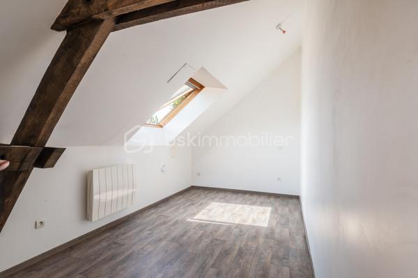 Cette superbe longère rénovée de 190 m² séduit par son charme authentique et son environnement paisible. Sols en terre cuite, poutres apparentes, cheminées en pierre.
Selon vos projets, cette propriété offre de nombreuses possibilités d’aménagement : suite parentale, atelier, espace bien-être ou tout autre espace de vie sur mesure. La pierre apparente et les volumes généreux composent un cadre de vie chaleureux, idéal pour les amoureux de la nature en quête de sérénité.
Édifiée sur un magnifique terrain arboré de 5 000 m², cette propriété offre un véritable havre de paix tout en restant à proximité des commodités.
Dès l’entrée, l’atmosphère accueillante de la maison se révèle. Le rez-de-chaussée comprend une cuisine aménagée et équipée ouverte sur un vaste séjour lumineux, agrémenté d’un salon doté de deux superbes cheminées en pierre. Ce niveau dispose également de plusieurs chambres spacieuses, d’un bureau bénéficiant d’une vue dégagée sur la campagne, d’une salle de bains habillée de briques et de bois qui renforce le caractère authentique des lieux, ainsi que de toilettes indépendantes.
A l’étage, une mezzanine distribue deux chambres supplémentaires, un second bureau, une salle d’eau et des WC séparés.
Un véritable atout complète l’ensemble : une pièce attenante de 50 m² offrant de nombreuses possibilités d’aménagement d’une salle de jeux.
Un hangar indépendant vient parfaire la propriété et pourra accueillir un garage, un espace de stockage ou faire l’objet d’un futur projet d’aménagement.
Le chauffage est assuré par une pompe à chaleur neuve.

Les commerces de proximité du bourg de La Flèche se trouvent à seulement cinq minutes en voiture. Il faut douze minutes pour rejoindre le péage du Bailleul sur l’axe Le Mans - Angers, quarante-trois minutes pour la gare TGV d’Angers-Saint-Laud, et quarante-cinq minutes pour celle du Mans.

CLASSE ÉNERGIE : C / CLASSE CLIMAT : B
Montant moyen estimé des dépenses annuelles d'énergie pour un usage standard, établi à partir des prix de l'énergie de l'année 2021: entre 2400€ et 3310€.

Contact : Eddy MICHEL 06 28 13 41 22
Agent commercial immatriculé au RSAC de ANGERS sous le numéro 504 206 582.

Les honoraires sont à la charge du vendeur.

Les informations sur les risques auxquels ce bien est exposé sont disponibles sur le site Géorisques pour les zones concernées: www.georisques.gouv.fr