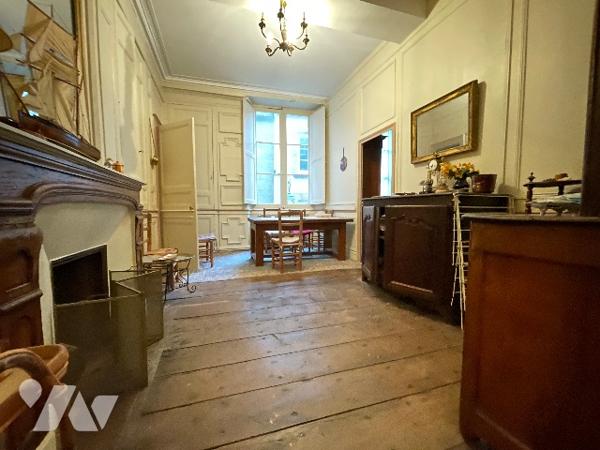 T4 INTRA-MUROS DANS UN BEL IMMEUBLE