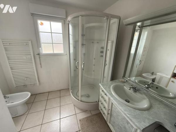 Maison avec beau jardin entre mer et bourg