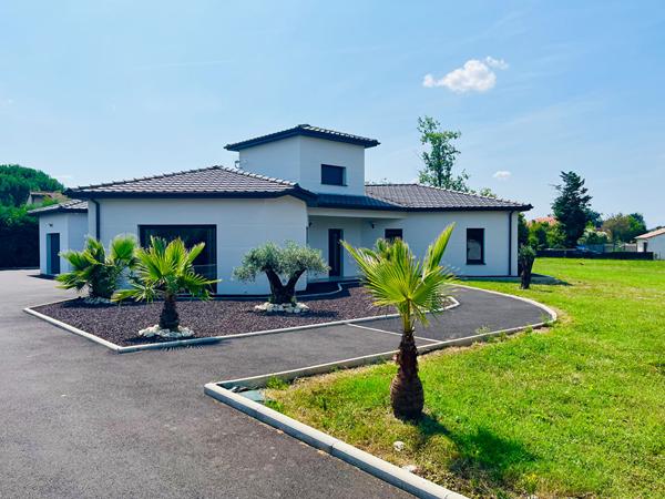 47300 VILLENEUVE SUR LOT Maison contemporaine de plain pied avec piscine et jardin.
