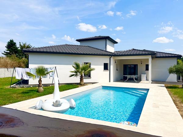 47300 VILLENEUVE SUR LOT Maison contemporaine de plain pied avec piscine et jardin.