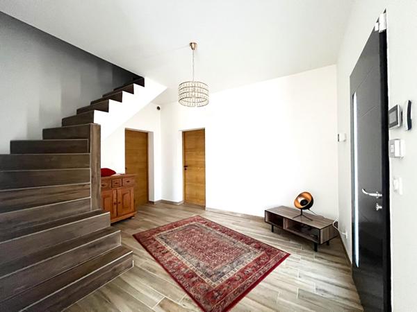 47300 VILLENEUVE SUR LOT Maison contemporaine de plain pied avec piscine et jardin.