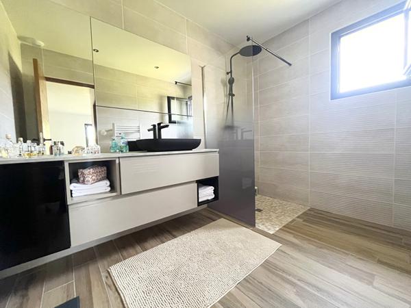 47300 VILLENEUVE SUR LOT Maison contemporaine de plain pied avec piscine et jardin.