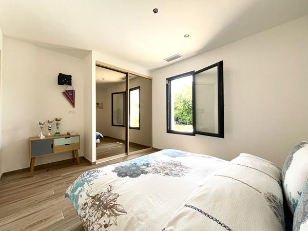 47300 VILLENEUVE SUR LOT Maison contemporaine de plain pied avec piscine et jardin.