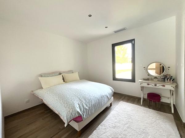 47300 VILLENEUVE SUR LOT Maison contemporaine de plain pied avec piscine et jardin.