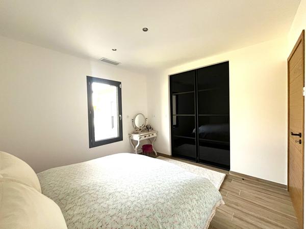 47300 VILLENEUVE SUR LOT Maison contemporaine de plain pied avec piscine et jardin.