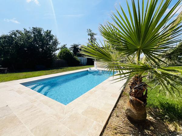 47300 VILLENEUVE SUR LOT Maison contemporaine de plain pied avec piscine et jardin.