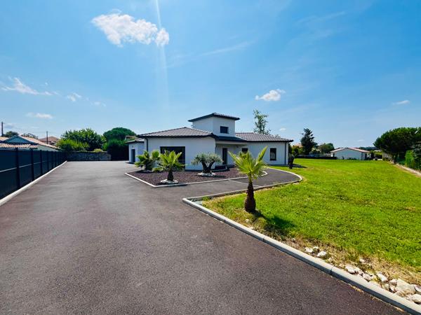 47300 VILLENEUVE SUR LOT Maison contemporaine de plain pied avec piscine et jardin.