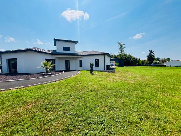 47300 VILLENEUVE SUR LOT Maison contemporaine de plain pied avec piscine et jardin.