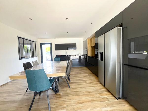 47300 VILLENEUVE SUR LOT Maison contemporaine de plain pied avec piscine et jardin.