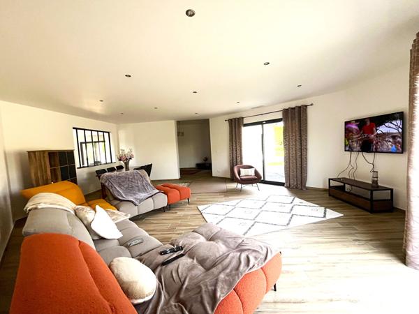 47300 VILLENEUVE SUR LOT Maison contemporaine de plain pied avec piscine et jardin.