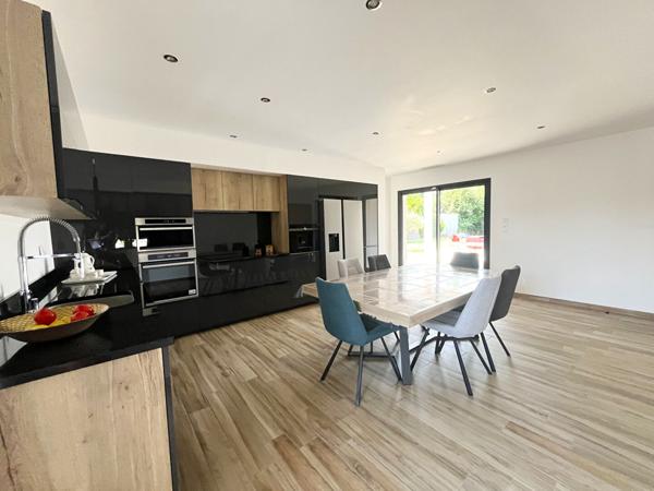 47300 VILLENEUVE SUR LOT Maison contemporaine de plain pied avec piscine et jardin.