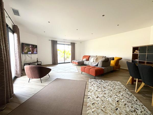 47300 VILLENEUVE SUR LOT Maison contemporaine de plain pied avec piscine et jardin.