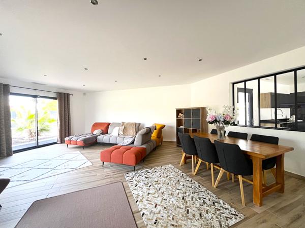 47300 VILLENEUVE SUR LOT Maison contemporaine de plain pied avec piscine et jardin.