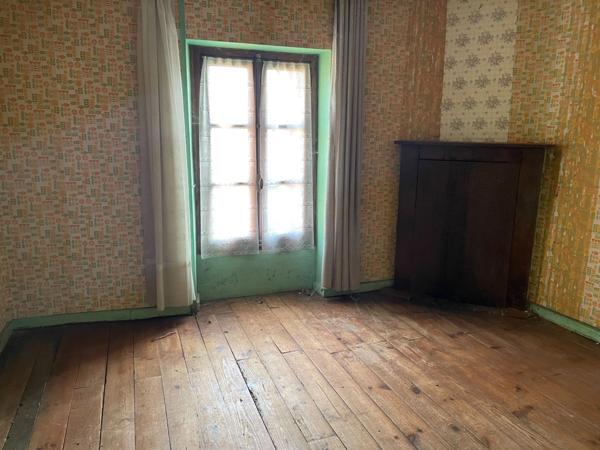 Maison de campagne avec dépendances à saisir! 44000€