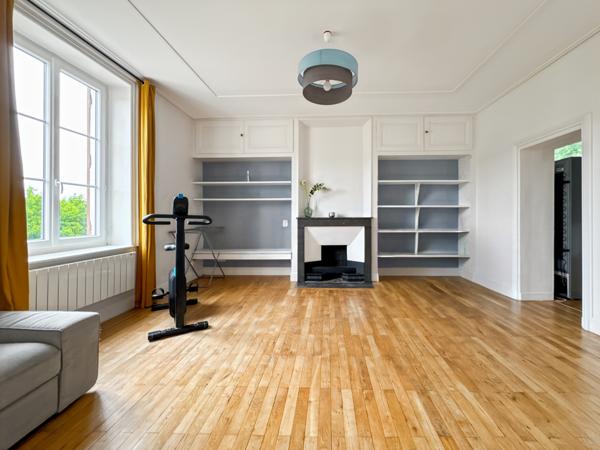 Neuville-sur-Saône (69250) Bel appartement ancien rénové avec jardin privatif et stationnement – 2 chambres – 1050 € + 23 € charges