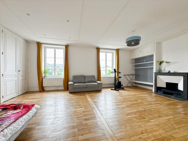 Neuville-sur-Saône (69250) Bel appartement ancien rénové avec jardin privatif et stationnement – 2 chambres – 1050 € + 23 € charges