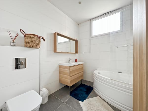 Neuville-sur-Saône (69250) Bel appartement ancien rénové avec jardin privatif et stationnement – 2 chambres – 1050 € + 23 € charges