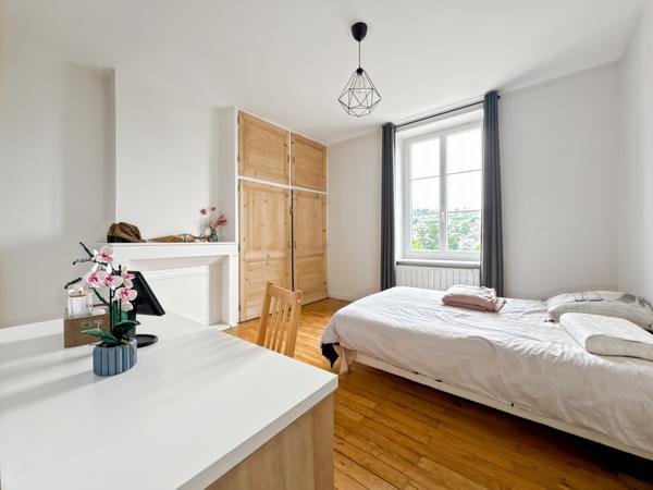 Neuville-sur-Saône (69250) Bel appartement ancien rénové avec jardin privatif et stationnement – 2 chambres – 1050 € + 23 € charges