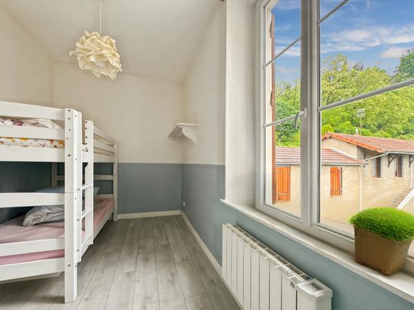 Neuville-sur-Saône (69250) Bel appartement ancien rénové avec jardin privatif et stationnement – 2 chambres – 1050 € + 23 € charges