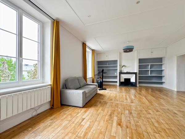Neuville-sur-Saône (69250) Bel appartement ancien rénové avec jardin privatif et stationnement – 2 chambres – 1050 € + 23 € charges