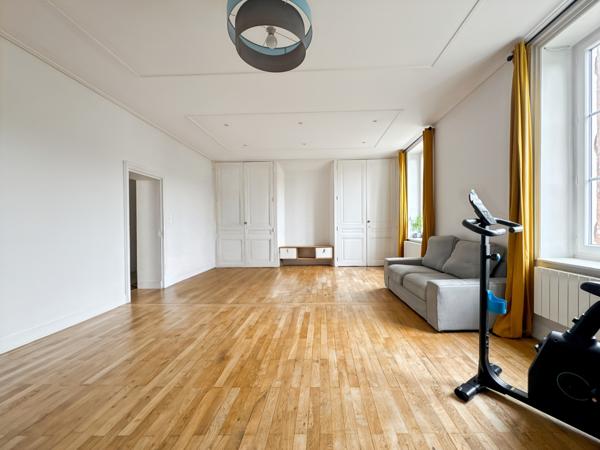 Neuville-sur-Saône (69250) Bel appartement ancien rénové avec jardin privatif et stationnement – 2 chambres – 1050 € + 23 € charges