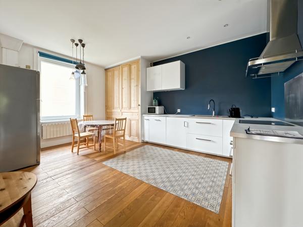 Neuville-sur-Saône (69250) Bel appartement ancien rénové avec jardin privatif et stationnement – 2 chambres – 1050 € + 23 € charges
