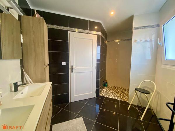 Maison offrant de beaux volumes