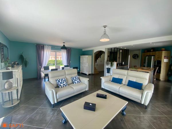 Maison offrant de beaux volumes