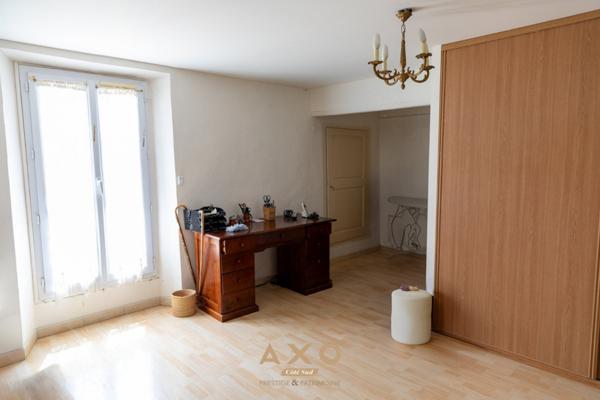 LE BRUSQUET  MAISON 160 M² HABITABLE + ANCIEN MOULIN 350 M² À RÉNOVER  TERRAIN 2237 M²  GARAGE  468 000 