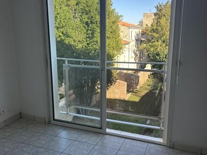 Appartement à vendre à niort quartier dudesclin dans une résidence sécurisée.