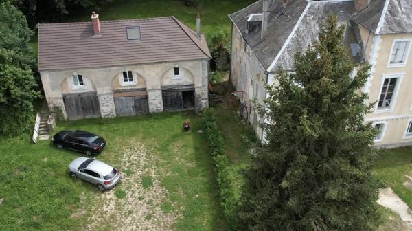 Château du XVIIIe siècle partiellement réhabilité, disposant d’un parc boisé de 2 hectares et d’une dépendance déjà réhabilitée.